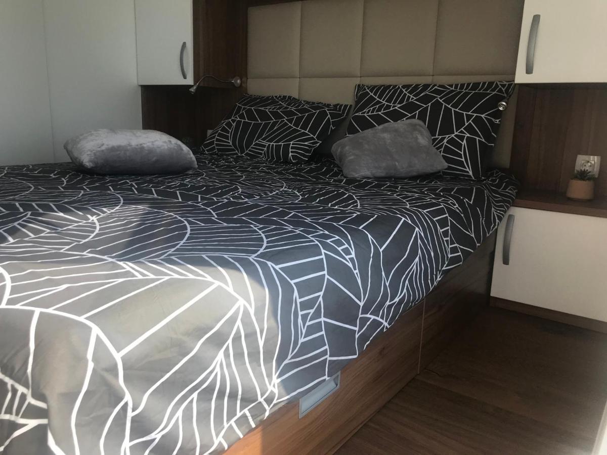 Floating House Varoni Пула Екстер'єр фото