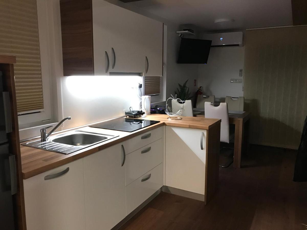 Floating House Varoni Пула Екстер'єр фото