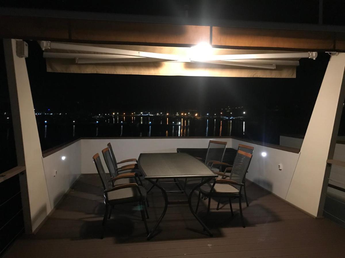 Floating House Varoni Пула Екстер'єр фото