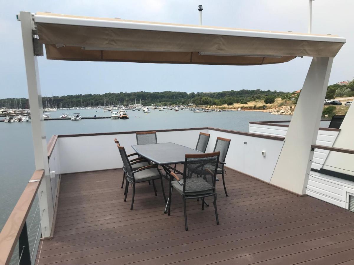 Floating House Varoni Пула Екстер'єр фото