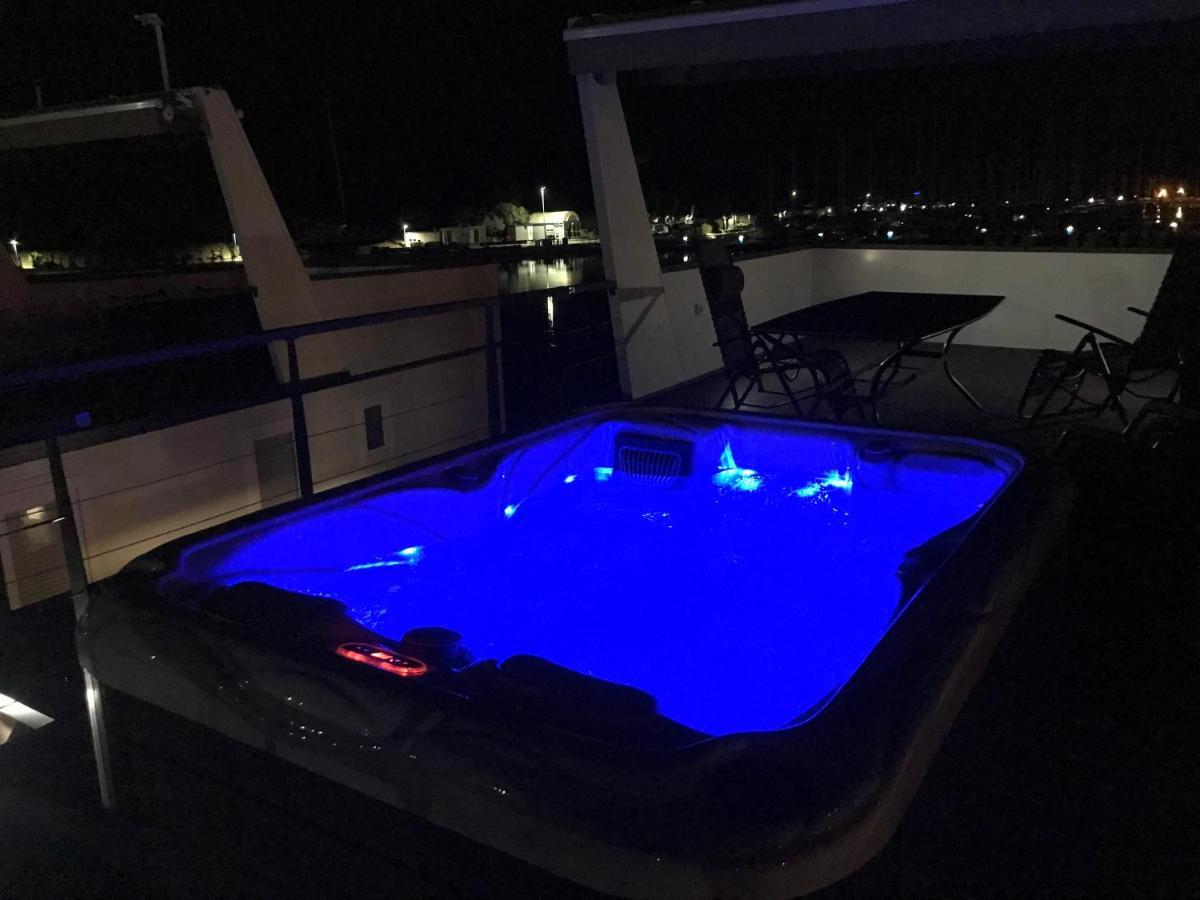 Floating House Varoni Пула Екстер'єр фото